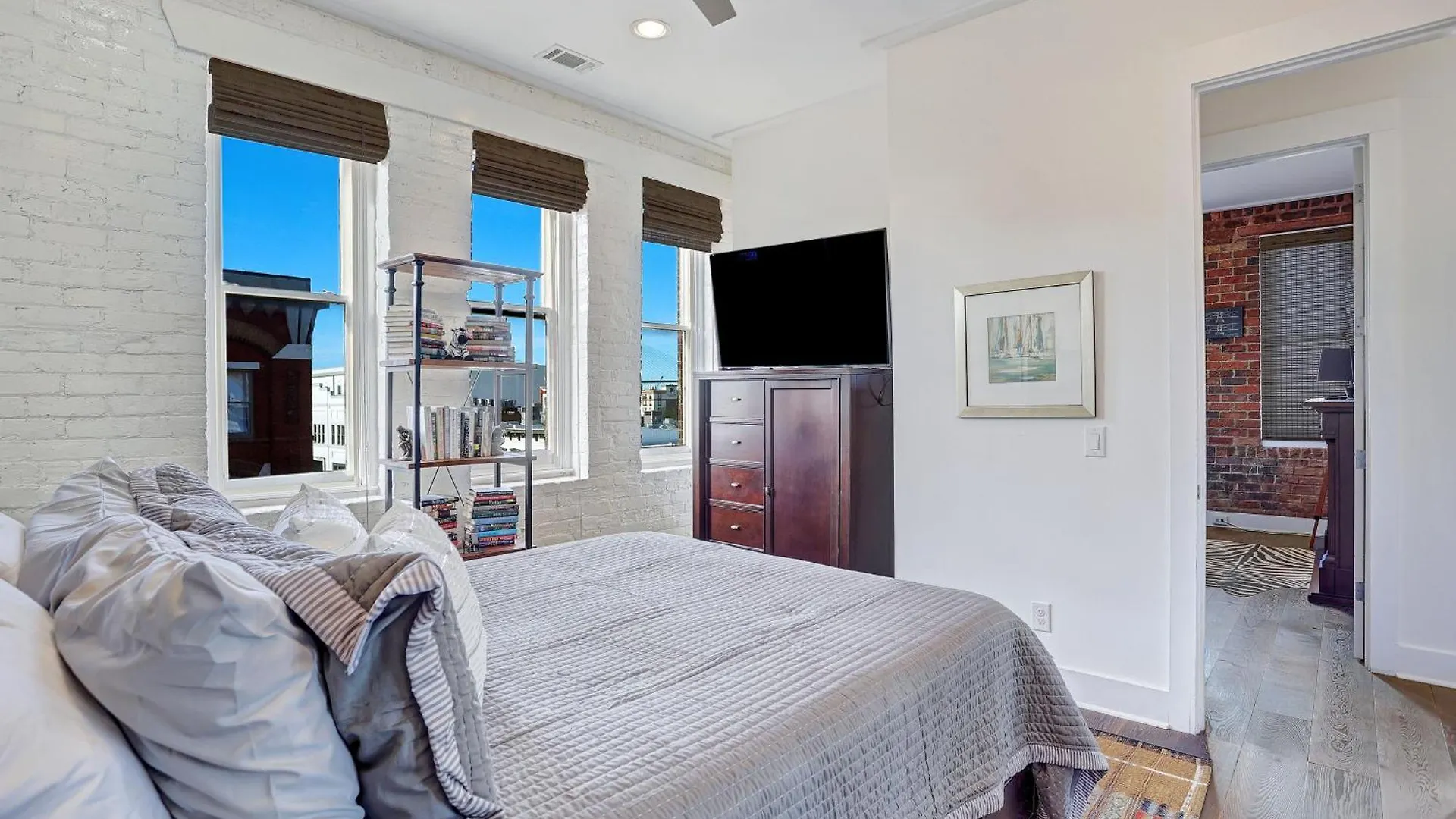 Corner View Broughton Penthouse With Free Reserved Parking Savannah Apartmán